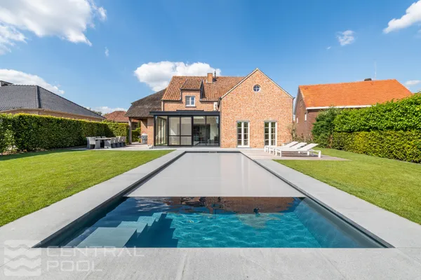 Skimmer pool with brick architecture